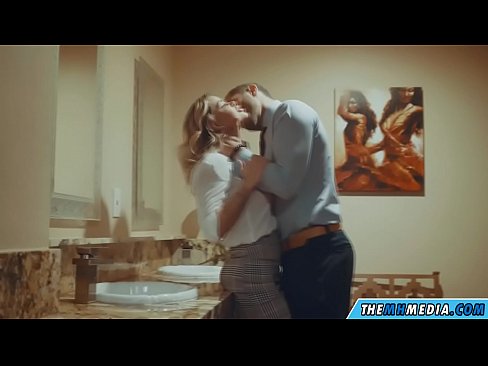 ❤️ عندما تغريك شقراء مفلس في مرحاض عام ❤️